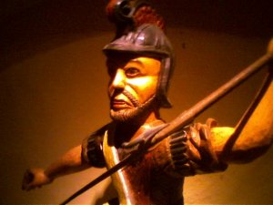 [Photo: soldat romain en bois]